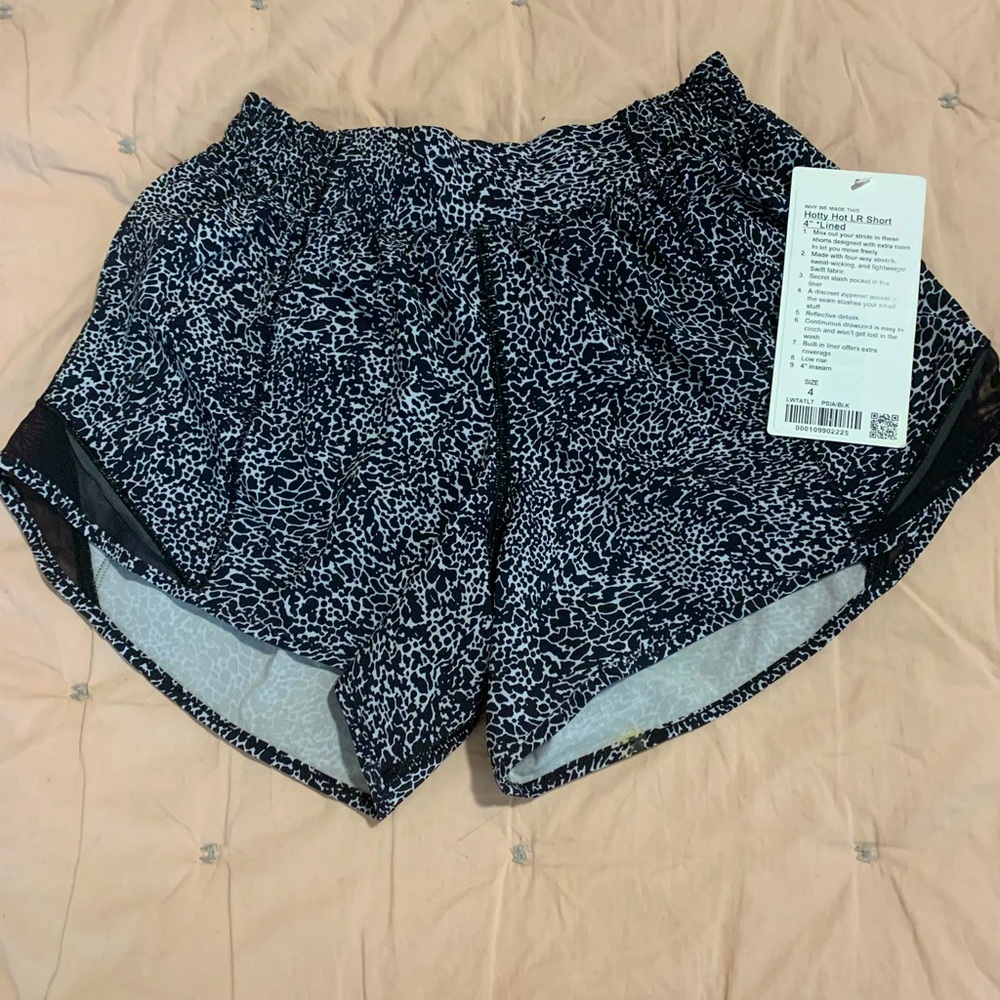 New Lululemon hotty hot shorts size 4 with 4 inch inseam